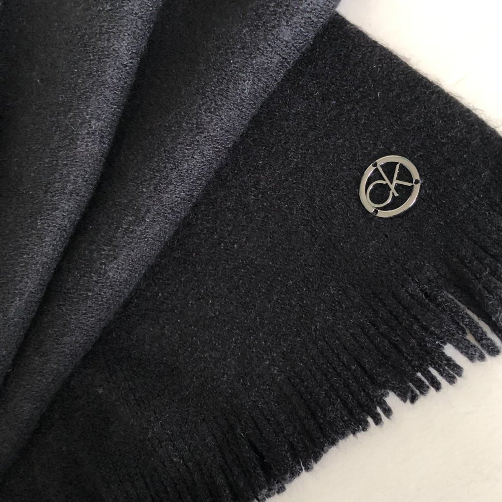 CALVIN KLEIN Scarf with 1 1/2" Fringe NWT - Picture 2 of 4